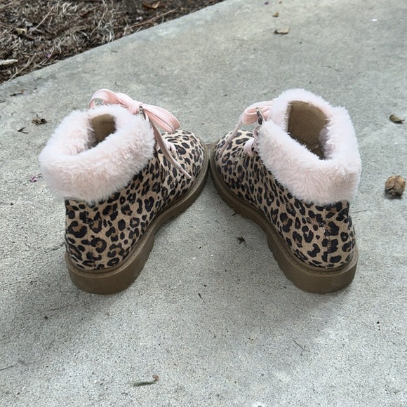Cheetah Print Kids Boots with Pink Fur Accents - Picture 4 of 6
